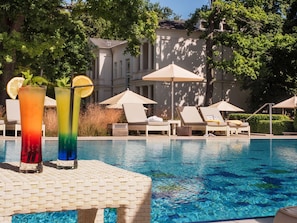 Indoor pool, outdoor pool, pool umbrellas, pool loungers - Steigenberger Grandhotel & Spa (Heringsdorf)