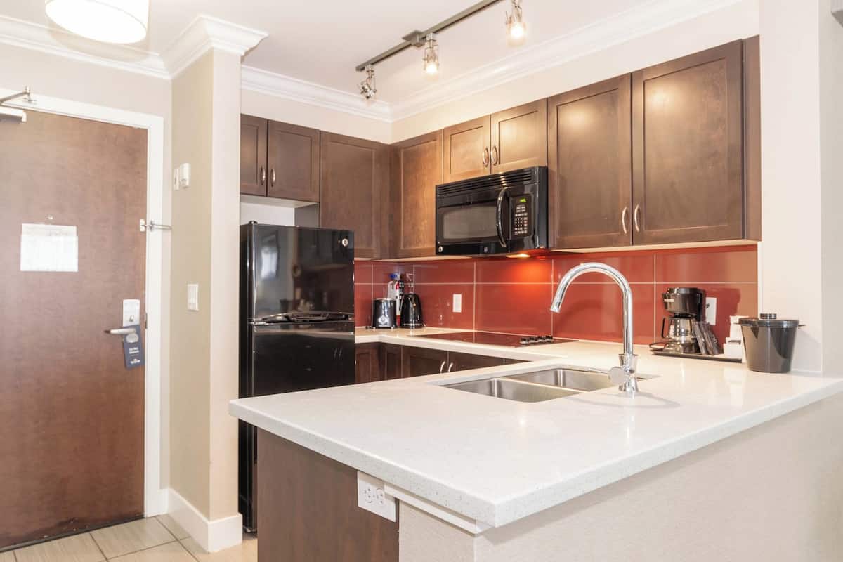 standard suite, 1 split king, kitchen | private kitchen | fridge, microwave, dishwasher, coffee/tea maker