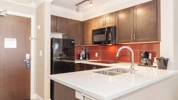 Standard Suite, 1 Split King, Kitchen | 私人廚房 | 雪櫃、微波爐、洗碗機、咖啡機/沖茶器