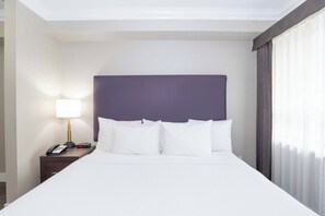 Pillow-top beds, desk, blackout curtains, iron/ironing board - Sandman Hotel & Suites Abbotsford (Abbotsford)