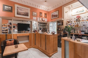 Bar (trong khuôn viên)