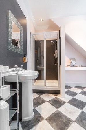 Habitación triple, baño en la habitación | Baño