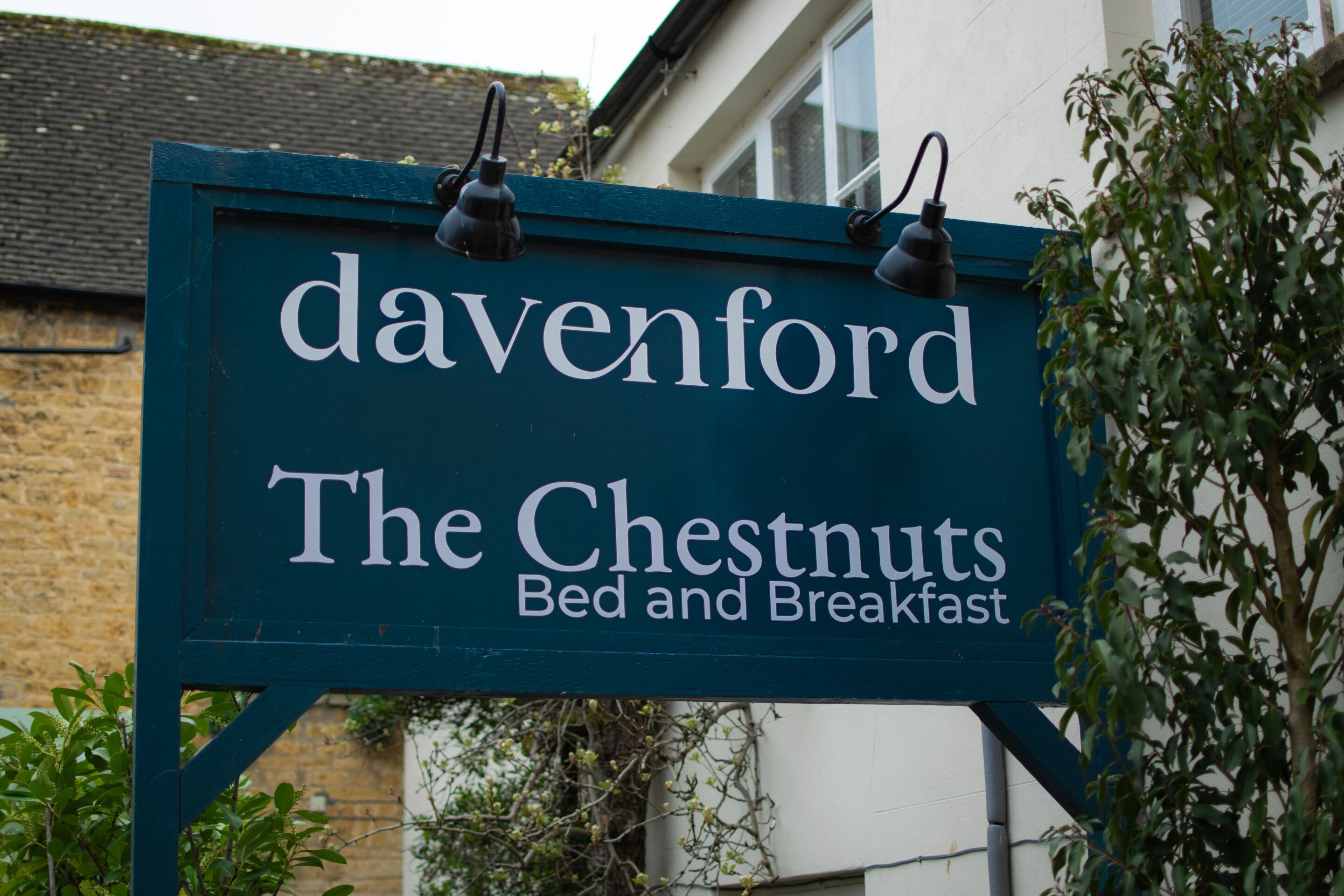 Skilt for 'davenford The Chestnuts Bed and Breakfast' med mørkeblå baggrund og hvid skrift.
