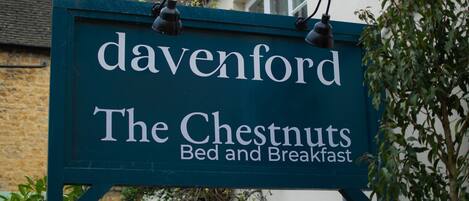 Skilt for 'davenford The Chestnuts Bed and Breakfast' med mørkeblå baggrund og hvid skrift.