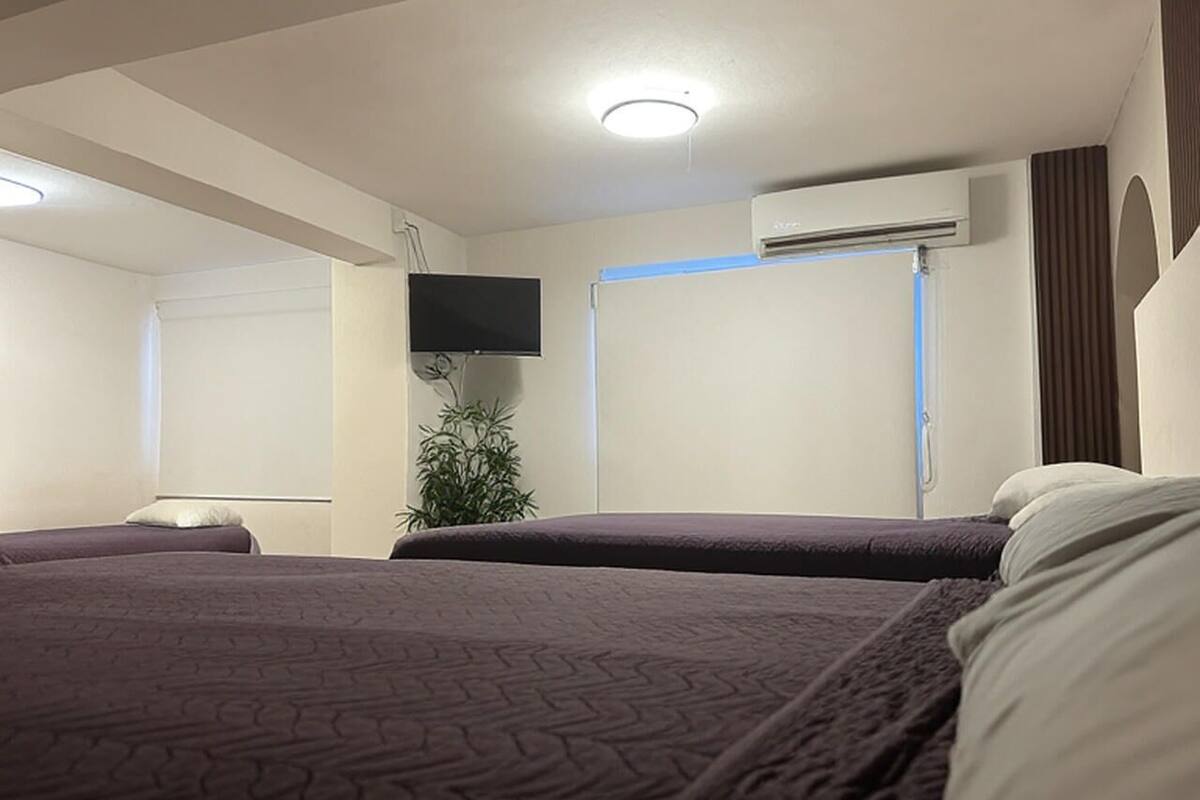 Habitación triple | Insonorización, wifi gratis y decoración personalizada