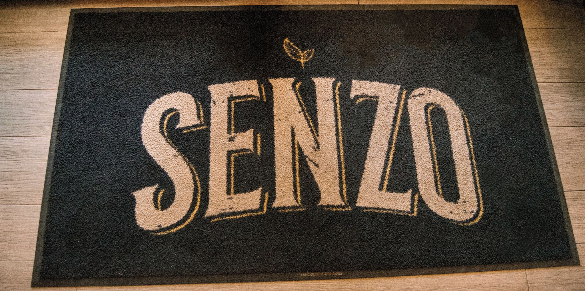 A doormat with the word 'SENZO' in large letters.