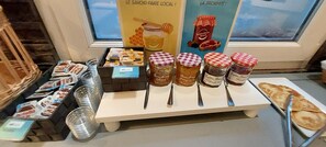 Daily buffet breakfast for a fee - Brit Hotel Confort Manosque Cadarache (Manosque)