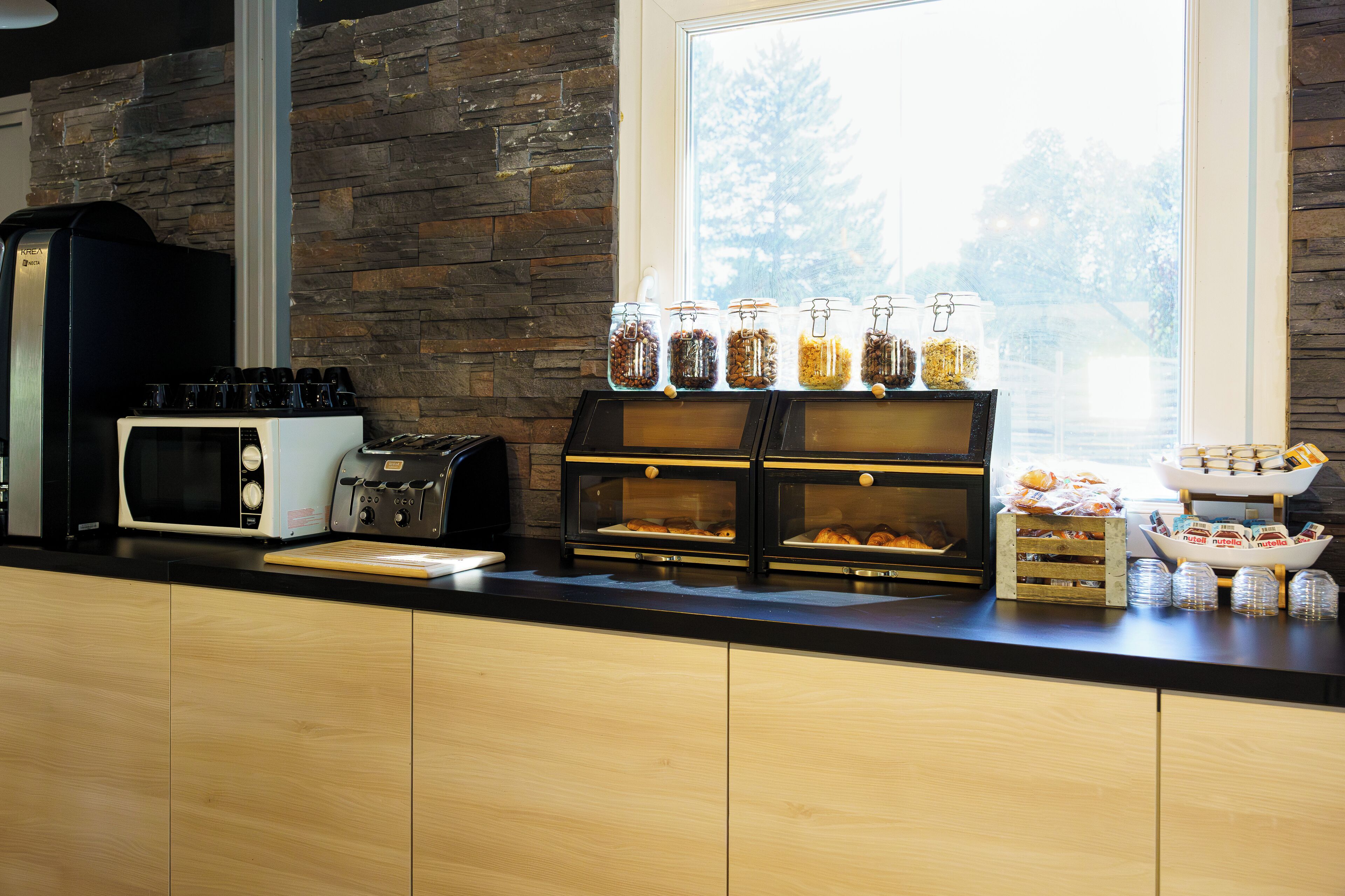 朝食、ランチ、ディナーに営業 (イタリア料理、プール ビュー)