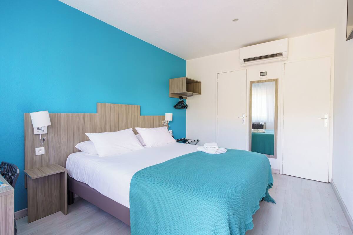 Standard Double Room | Desk, blackout curtains, soundproofing, iron/ironing board