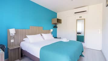 Standard Double Room | Desk, blackout curtains, soundproofing, iron/ironing board