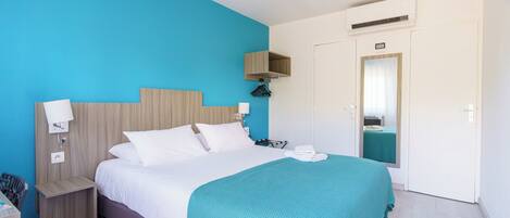 Bureau, rideaux occultants, chambres insonorisées