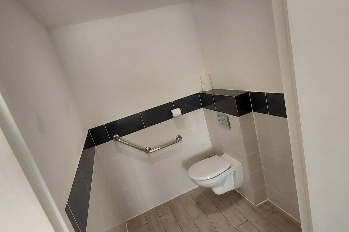 Room for People with Reduced Mobility | Bathroom | Shower, free toiletries, hair dryer, towels