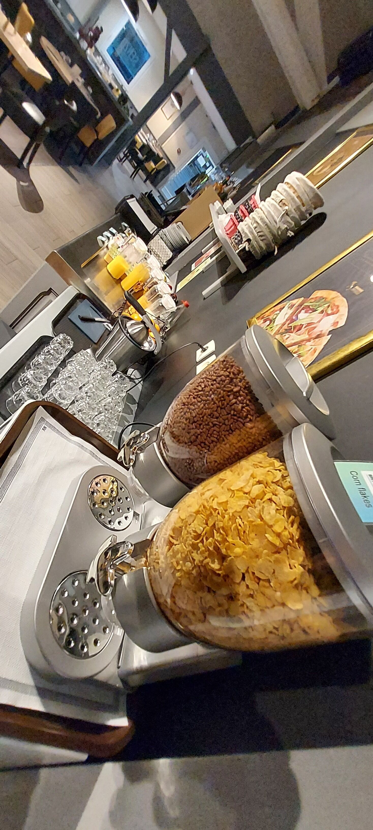 Un buffet proposant une variété de plats et d’ustensiles.