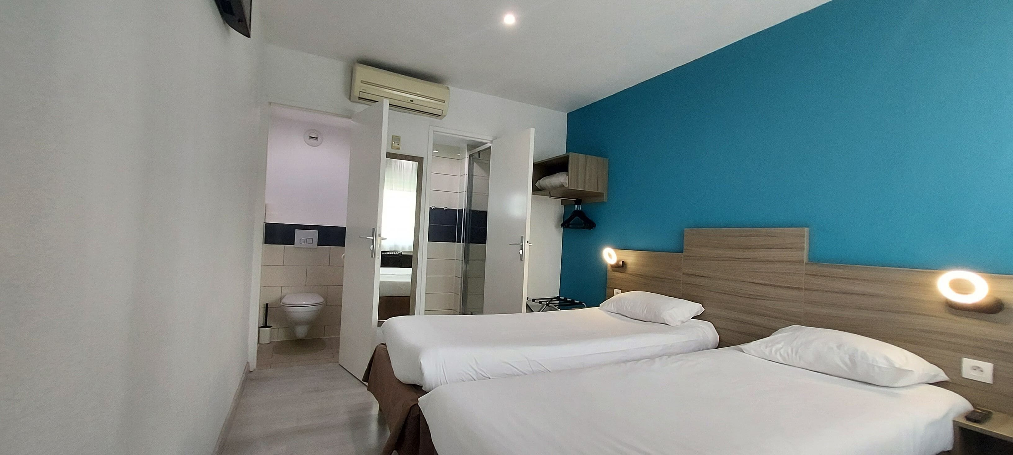 Una scrivania, tende oscuranti, insonorizzazione, ferro/asse da stiro