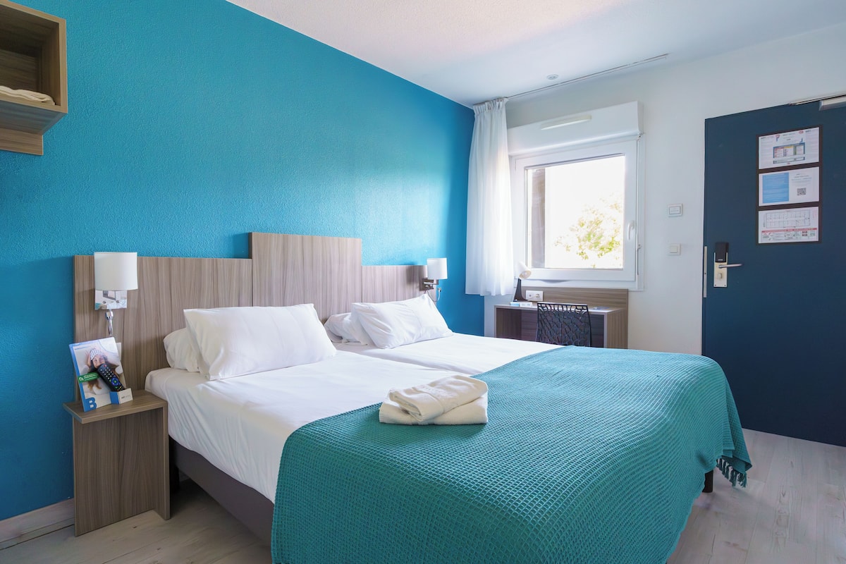Standard Twin Room | Meja, langsir/tirai gelap terus, kalis bunyi, seterika/papan seterika