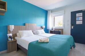 Habitació amb dos llits individuals estàndard | Escriptori, cortines opaques i habitacions insonoritzades 