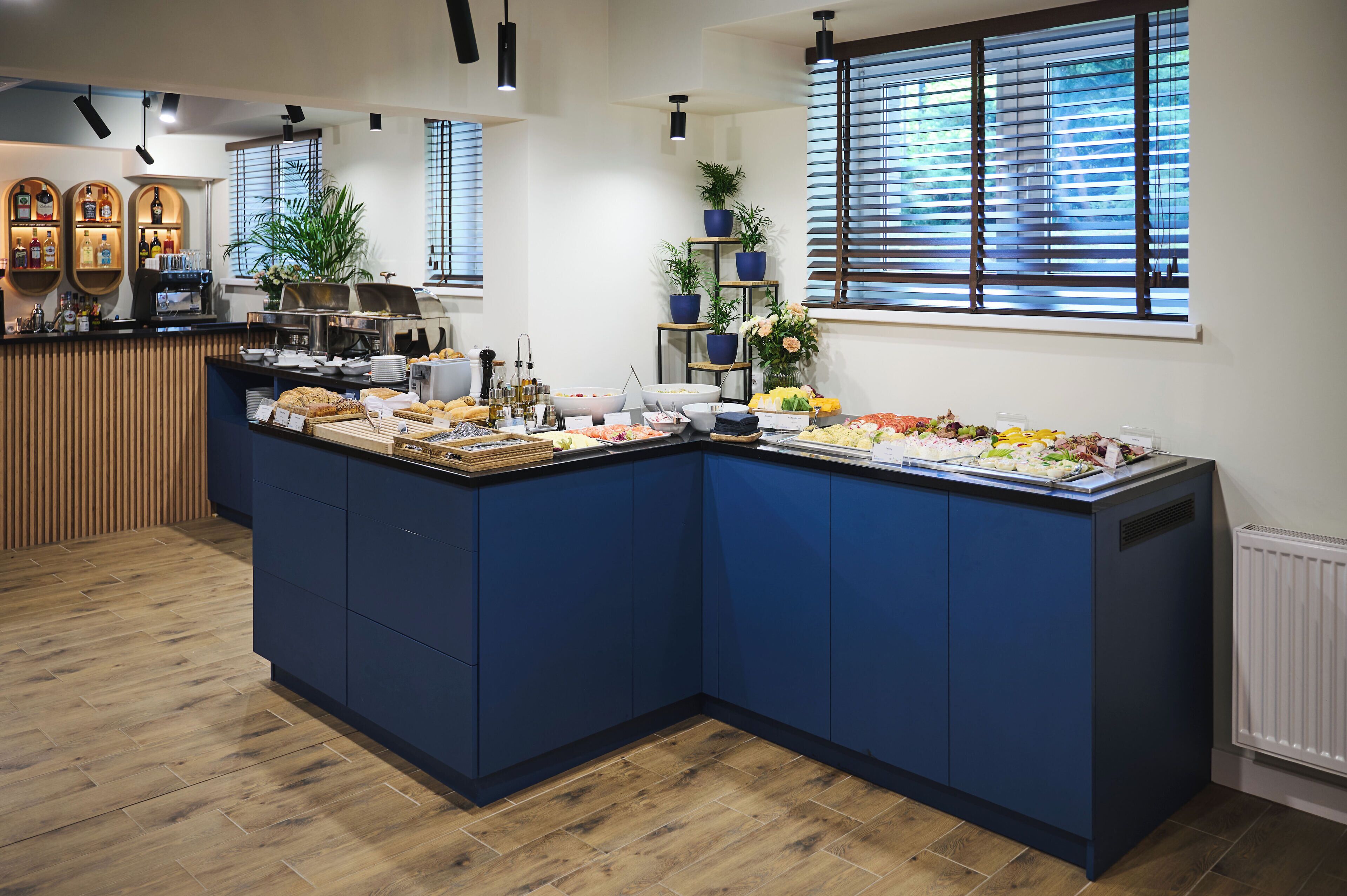 daily buffet breakfast (pln 49 per person)