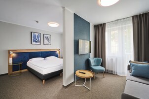 Habitación Deluxe doble, bañera | Ropa de cama hipoalergénica y escritorio