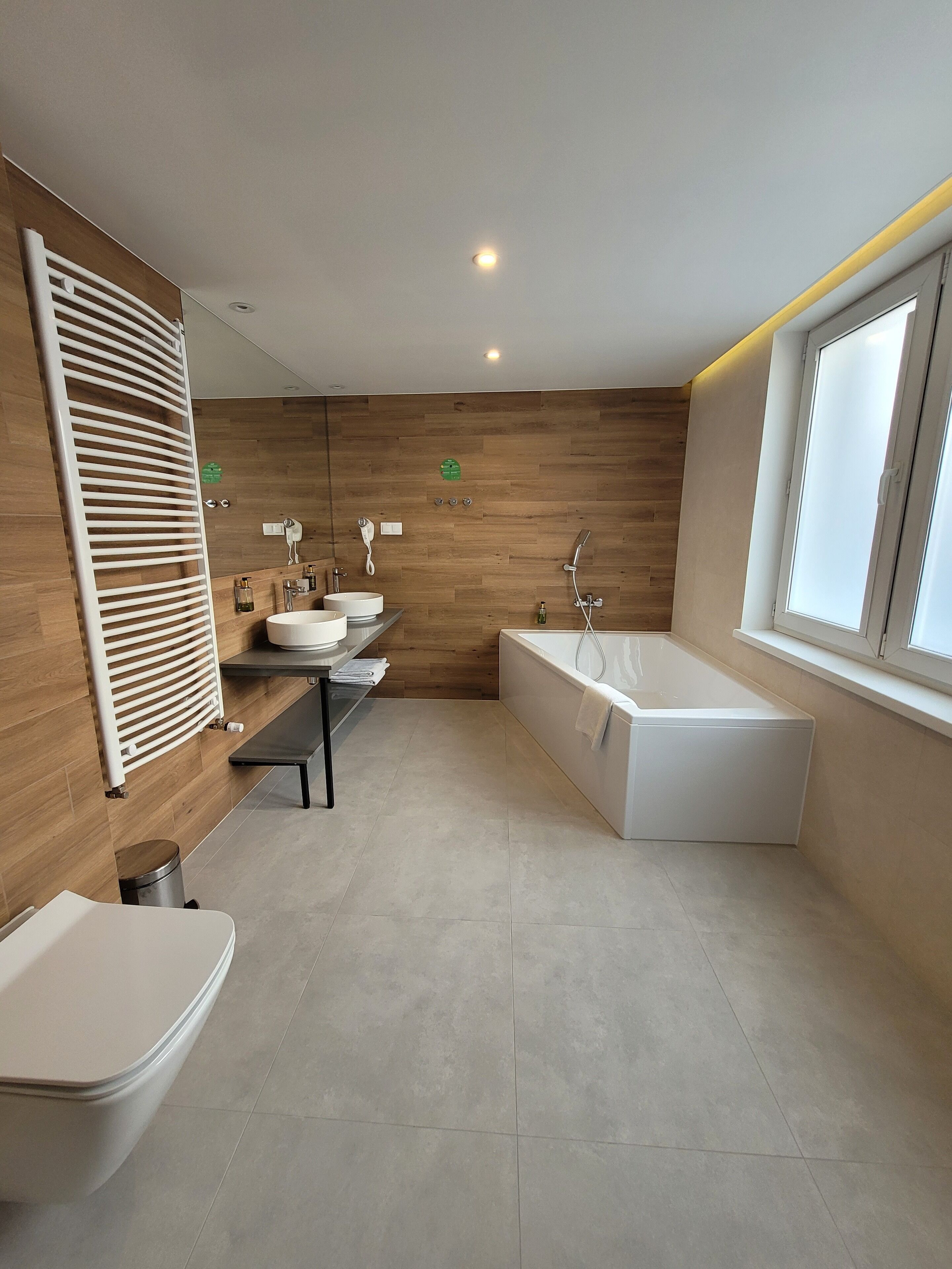 deluxe double room, bathtub | bathroom | combined shower/bathtub, free toiletries, hair dryer, towels