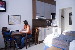 Estudio, 2 camas individuales | Ropa de cama hipoalergénica y escritorio 