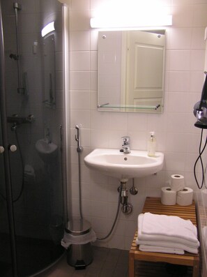 Douche, articles de toilette écologiques, sèche-cheveux