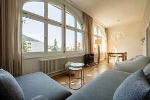 Leilighet, 2 soverom | Oppholdsområde | En 26-tommers LED-TV med kabel-kanaler samt TV