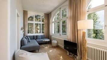 Leilighet, 2 soverom | Oppholdsområde | En 26-tommers LED-TV med kabel-kanaler samt TV