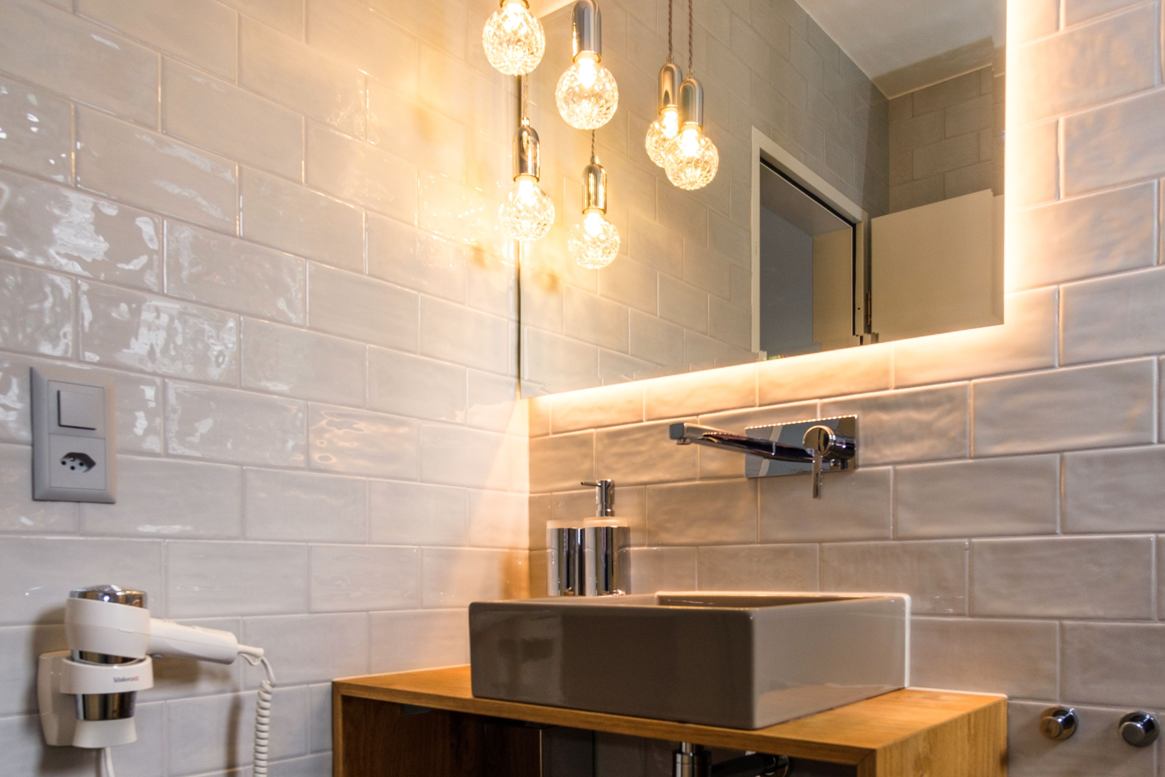 combined shower/bathtub, free toiletries, hair dryer, towels