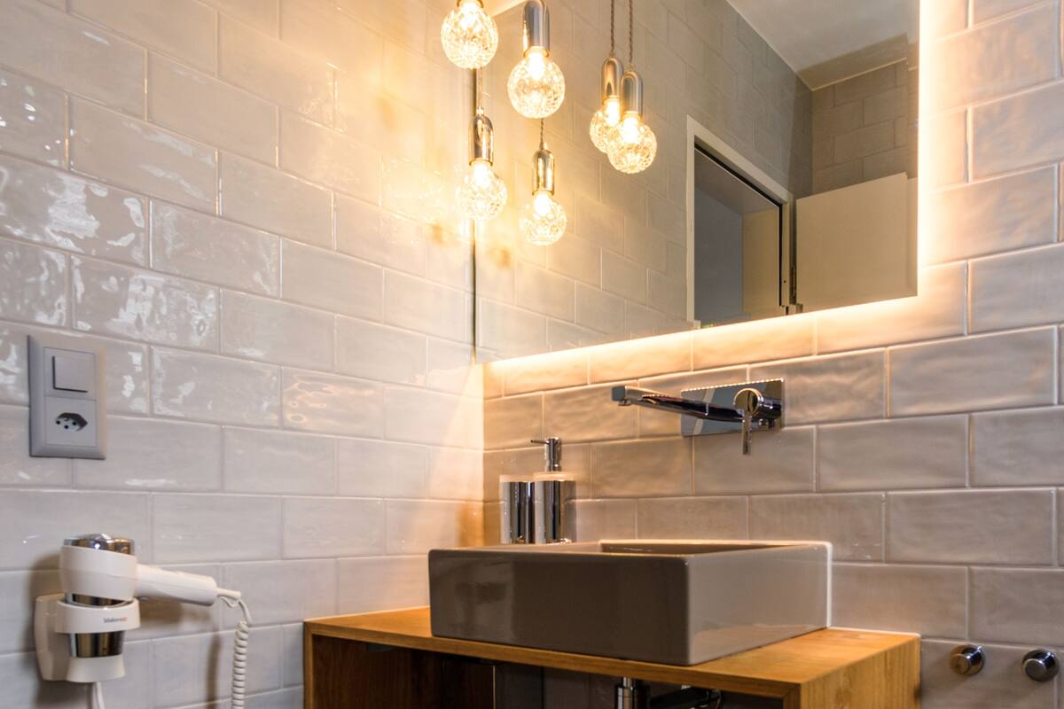 combined shower/bathtub, free toiletries, hair dryer, towels