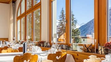 Frokost og middag serveres