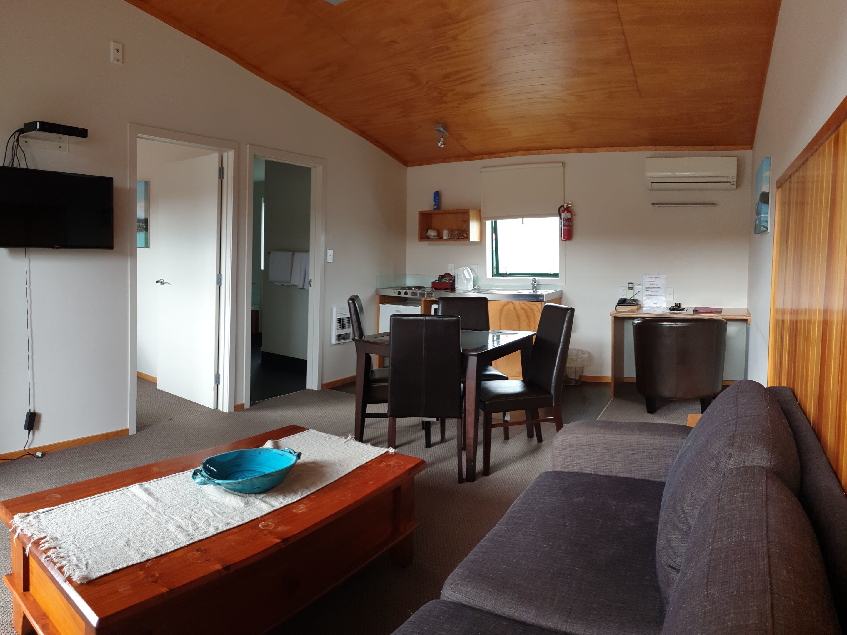 One Bedroom Deluxe Spa Unit | Private kitchen | Fridge, microwave, electric kettle, toaster