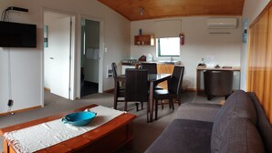 One Bedroom Deluxe Spa Unit | Private kitchen - Waitomo Lodge Motel (Te Kuiti)