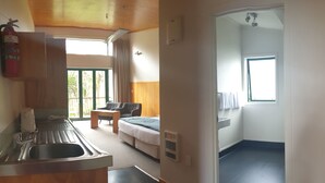 Riverside Studio Unit with Kitchenette | Bathroom - Waitomo Lodge Motel (Te Kuiti)