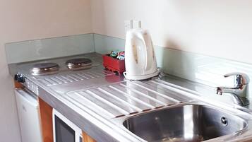 Studio Unit with Kitchenette | Private kitchenette | Fridge, microwave, electric kettle, toaster