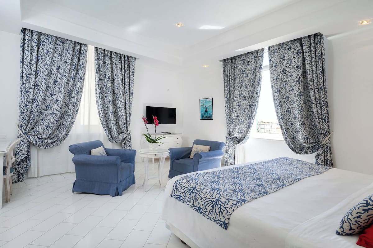 Suite estudio junior | Ropa de cama de alta calidad, edredón, camas con pillow-top y minibar