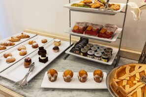 朝食 (ビュッフェ)、毎日提供 (無料)