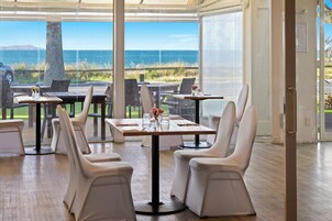 Cocina local, con vista a la playa 