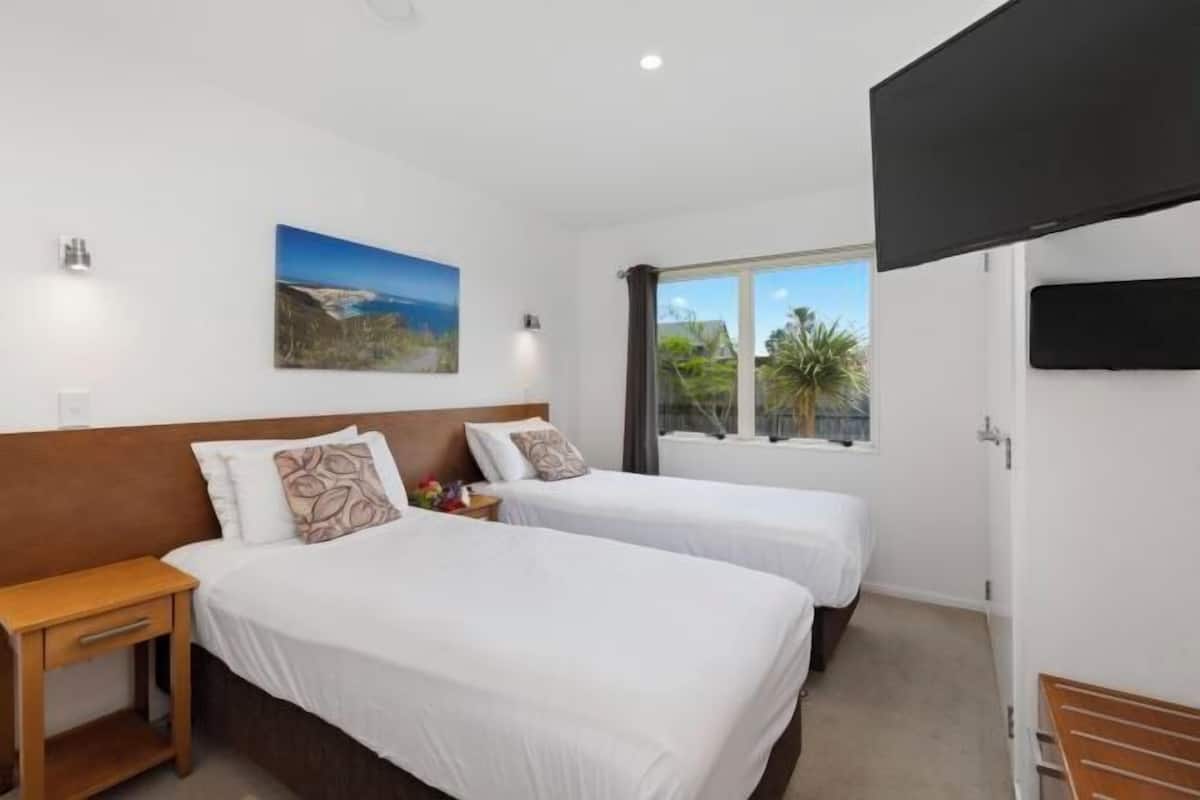 1 bedroom, in-room safe, desk, iron/ironing board