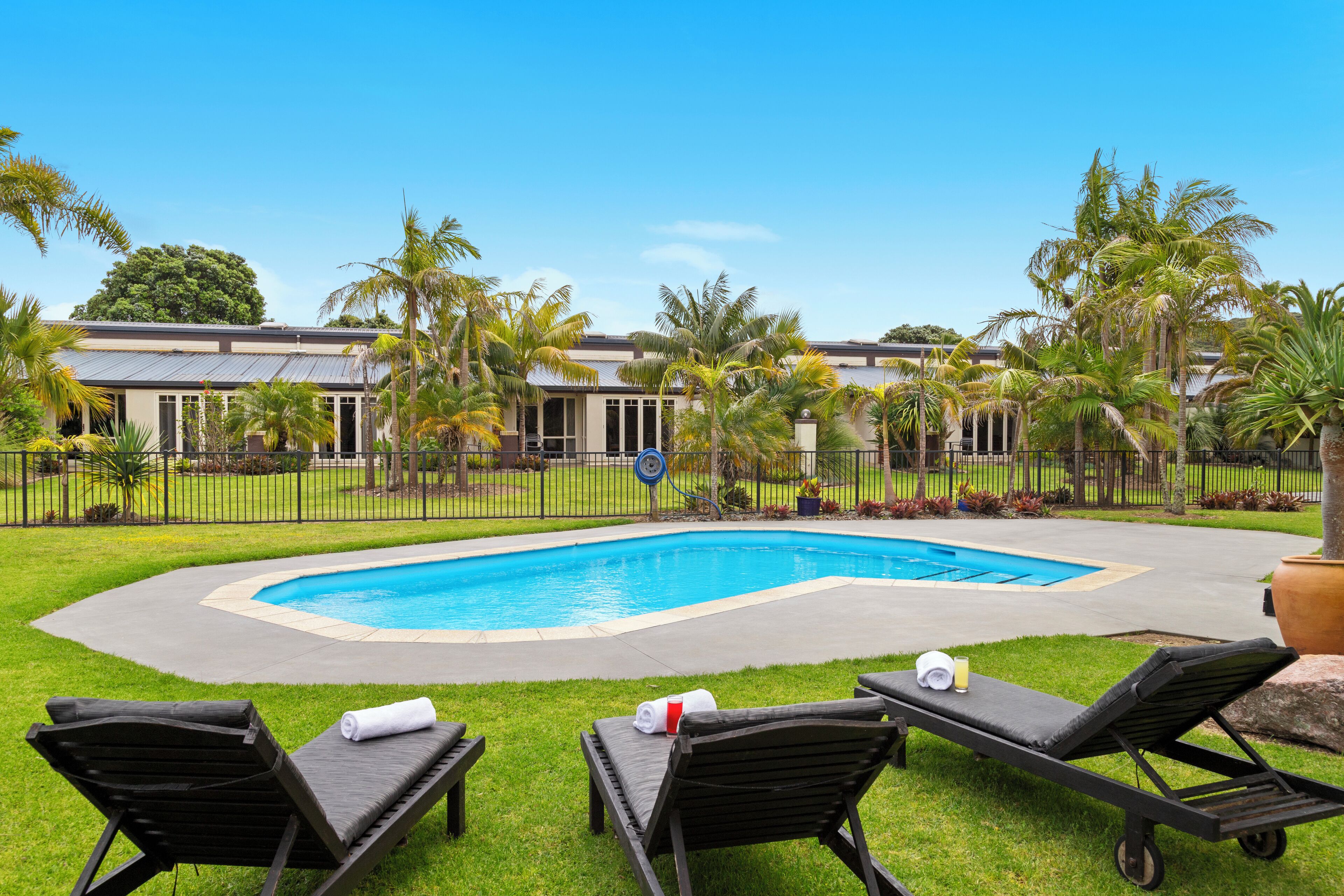 Utendørsbasseng og solsenger