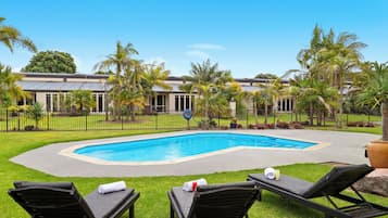 Utendørsbasseng og solsenger