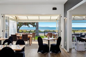 Cocina local, con vista a la playa 