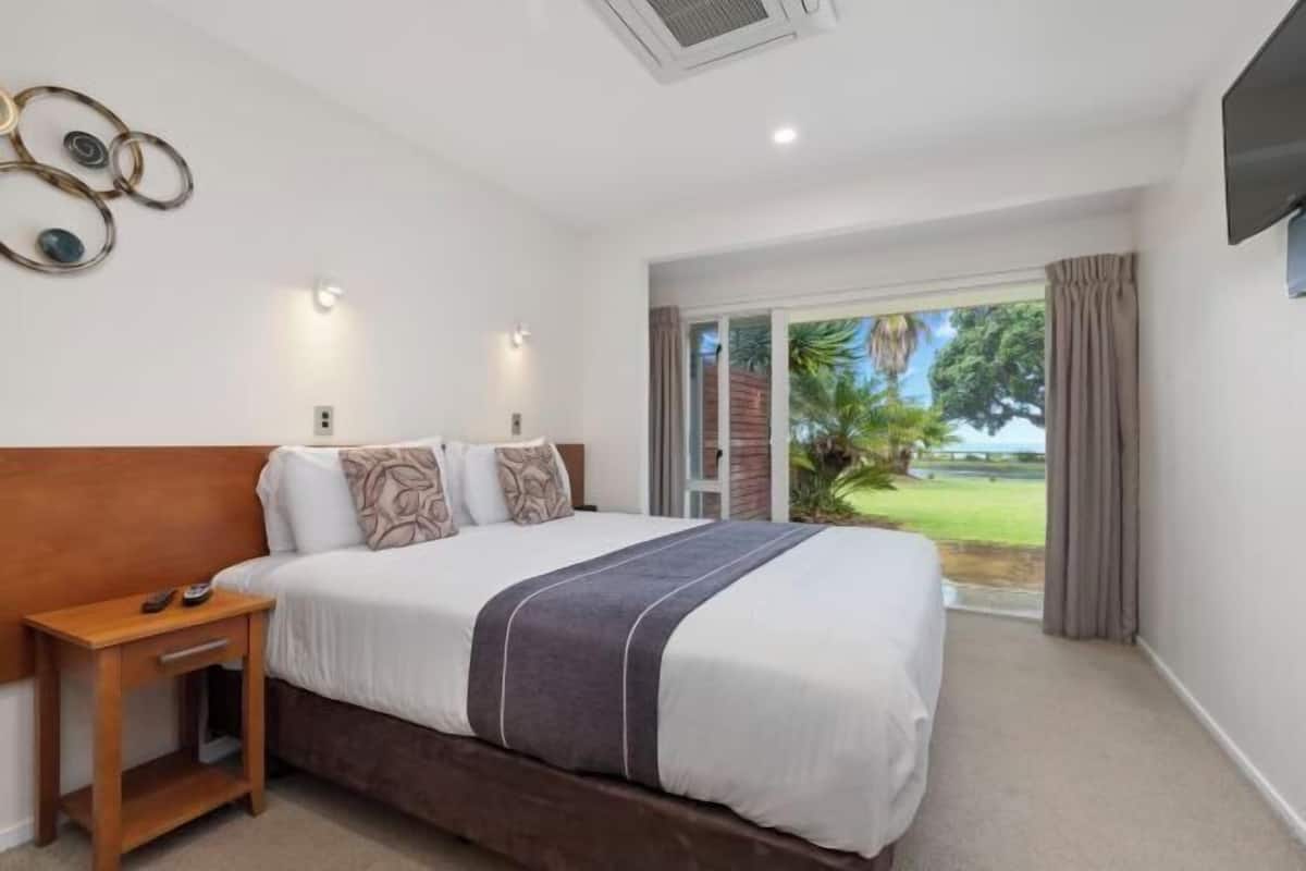 1 bedroom, in-room safe, desk, iron/ironing board
