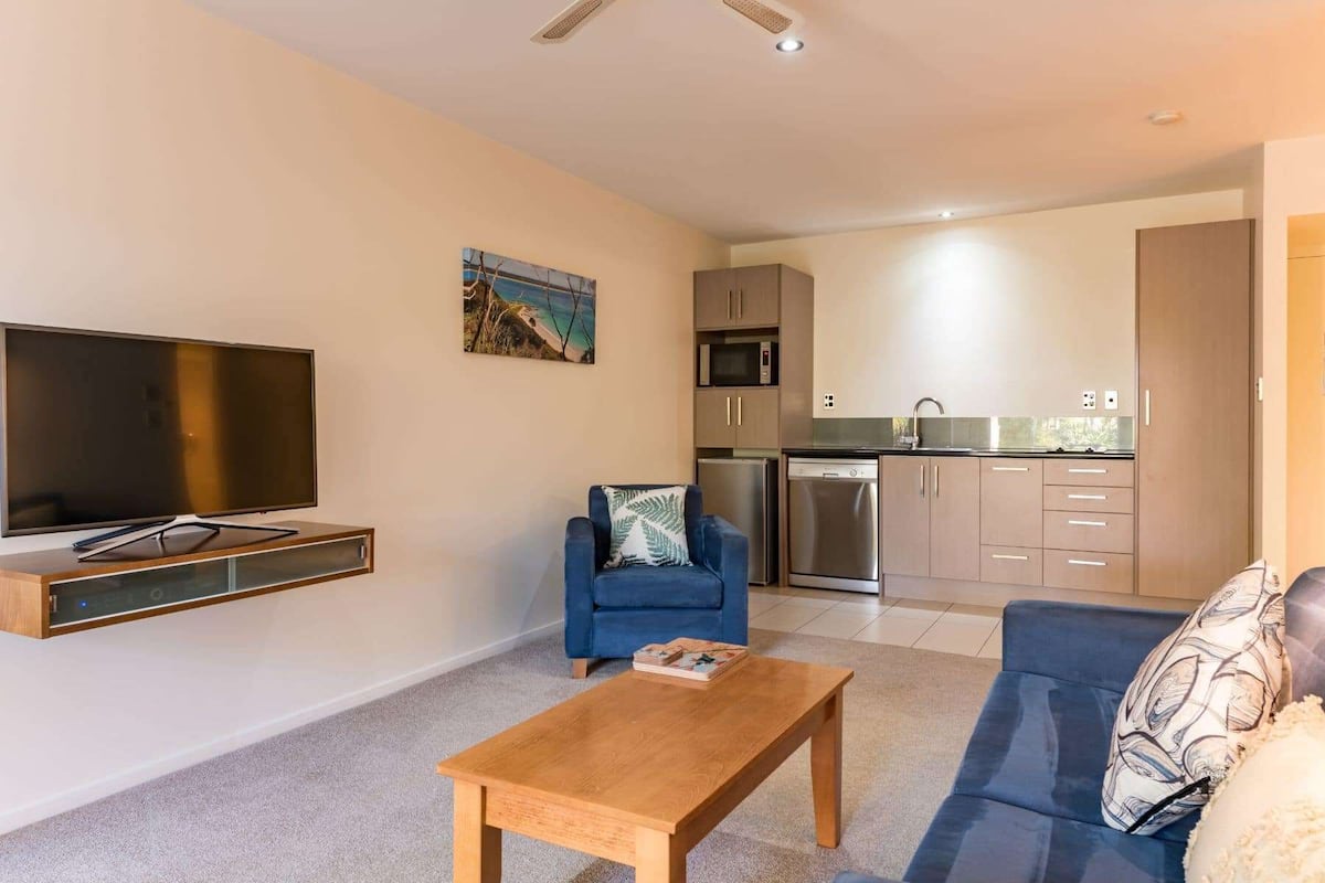 flat-screen tv, netflix, ipod dock