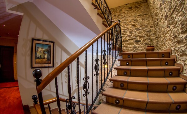 Handrails in hallways - Casona de Lazúrtegui (Ribadeo)
