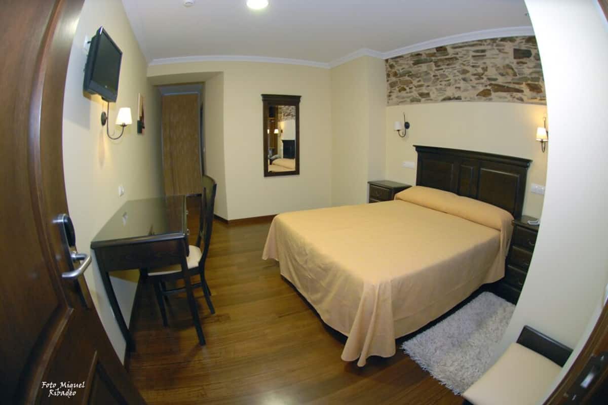 Minibar, caja de seguridad en la habitación y escritorio