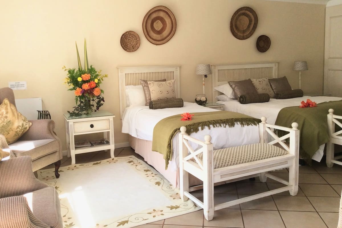 Habitación ejecutiva, varias camas, vista a la montaña | 1 habitación, sábanas de algodón egipcio y ropa de cama de alta calidad