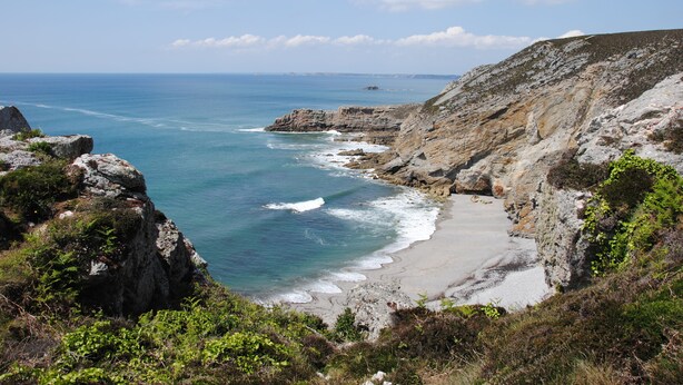 A coastal landscape with rocky cliffs, a sandy beach, and the ocean. - Hotel Bellevue (Brest)