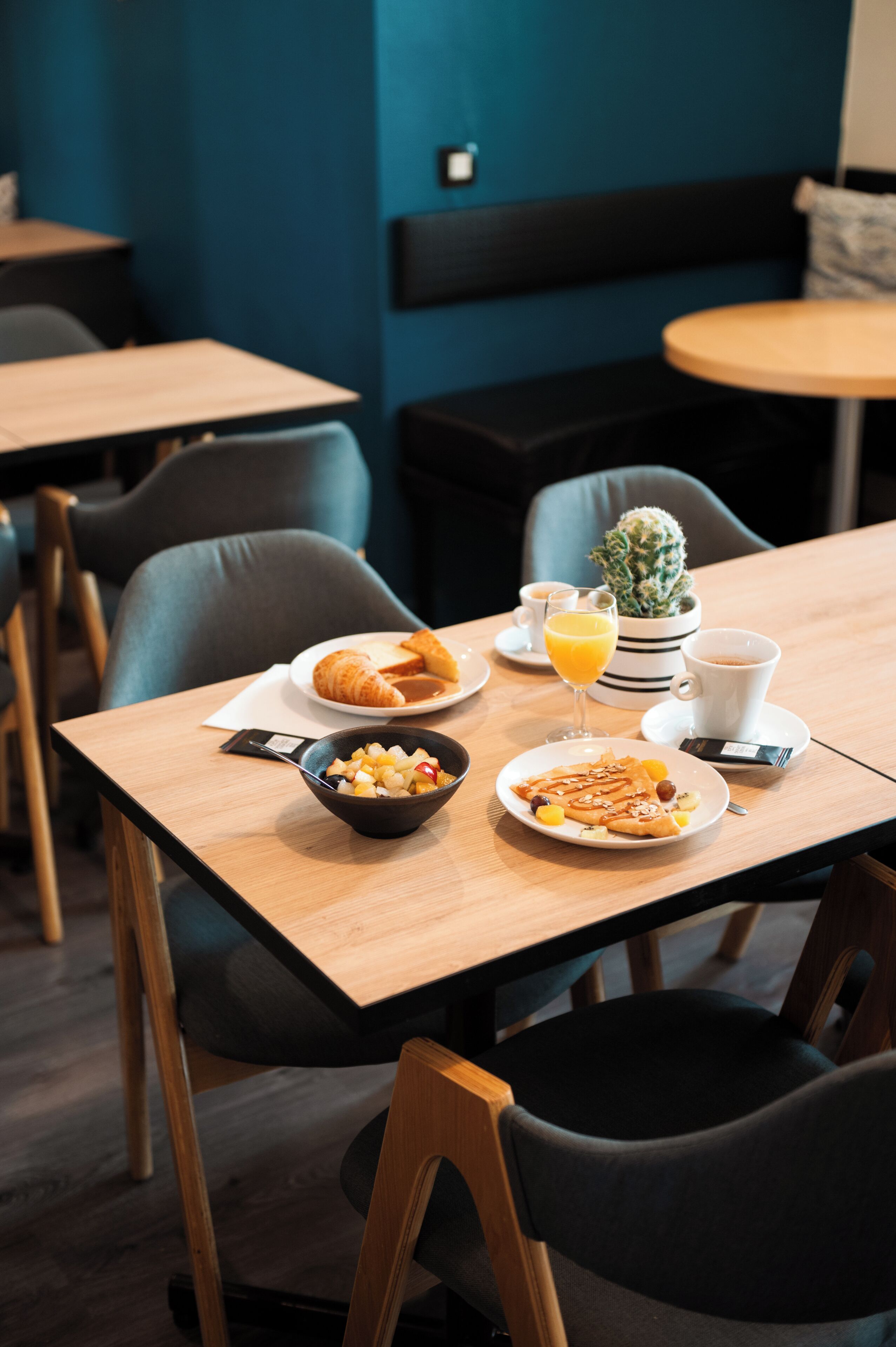 Desayuno buffet (EUR 10.90 por persona) 