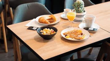 Se ofrece un desayuno bufé (10.90 EUR por persona)