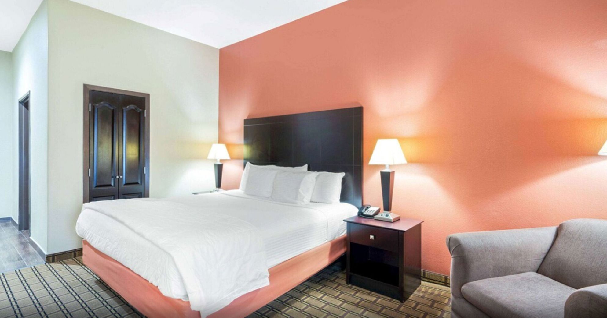 Luxe beddengoed, pillowtop-bedden, een bureau, verduisterende gordijnen